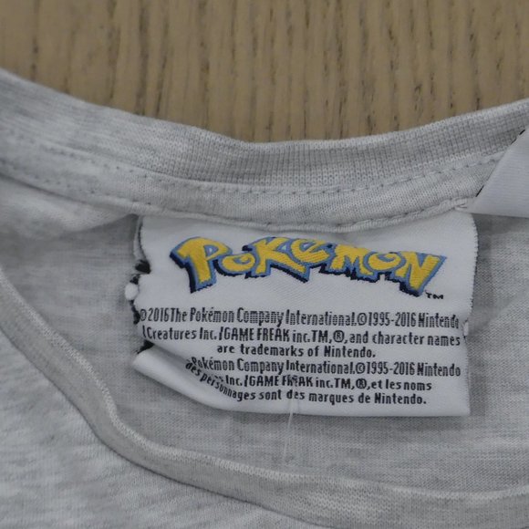 Pokemon 2016 Bioworld Europe Pikachu Pika Grey Small T-Shirt - Picture 3 of 5